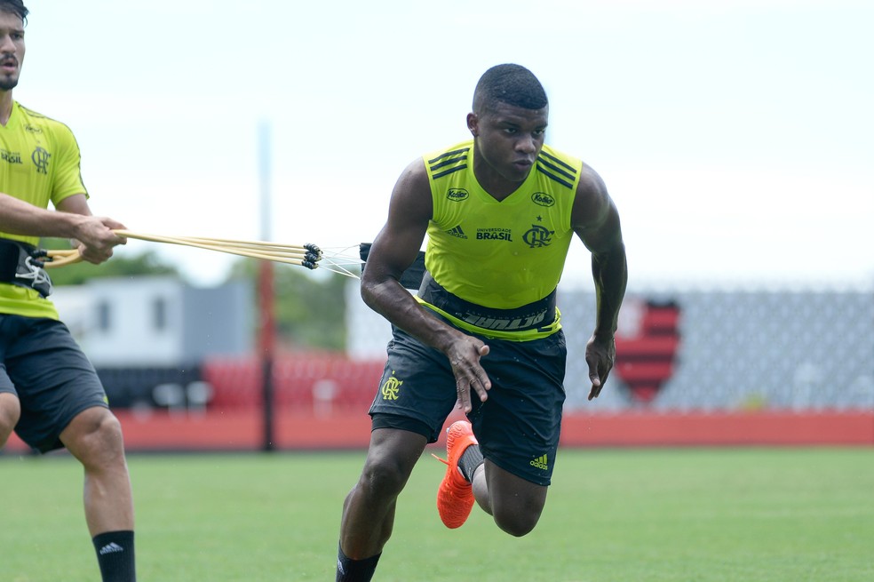 Lincoln se reapresentou nesta semana com dores, e exames constataram les&atilde;o na coxa esquerda &mdash; Foto: Alexandre Vidal / Flamengo