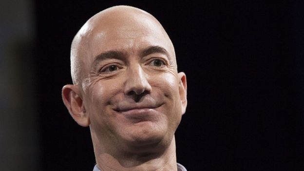 O fundador e presidente da Amazon alcançou em 2018 o seleto grupo daqueles que têm fortuna maior que US$ 100 bilhões (Foto: Getty Images via BBC News Brasil)