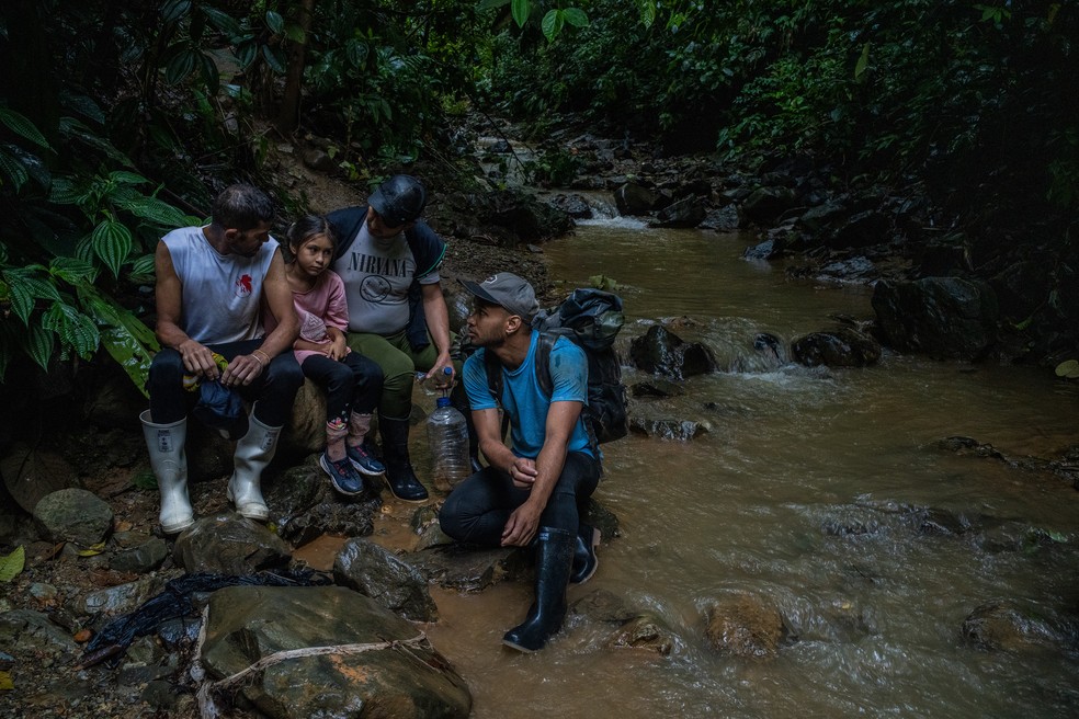 Sarah, Ángel e mais dois migrantes após se perderem de Dayry Alexandra Cuauro — Foto: Federico Rios/NYT