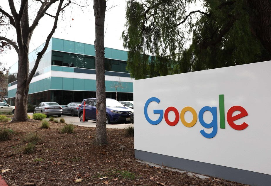 Placa da Google em frente a um prédio da empresa em Mountain View, Califórnia, EUA, em foto de 2 de fevereiro de 2023