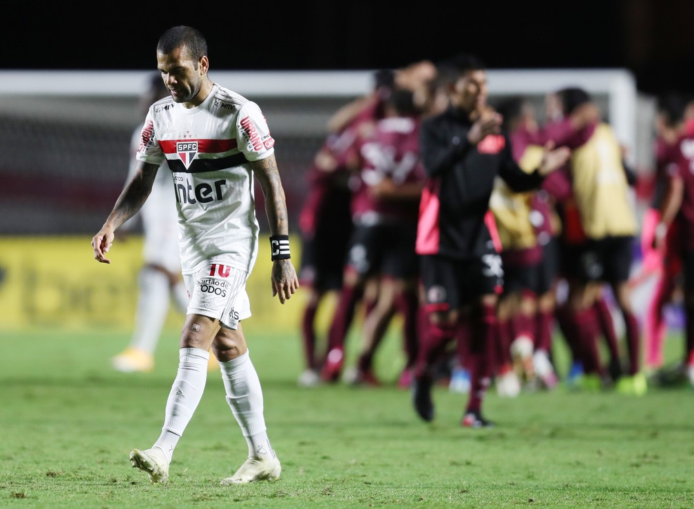 Daniel Alves deixa o campo do Morumbi após eliminação do São Paulo para o Lanús — Foto: Reuters