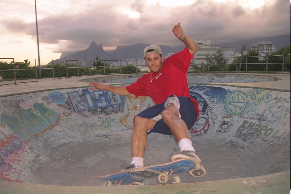 Chorão, do Charlie Brown Jr., na pista de skate do Arpoador, no Rio, em 1999 — Foto: Leonardo Aversa/Agência O GLOBO