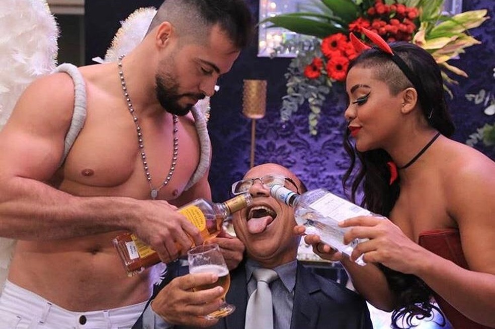 Participante da festa 
bebendo tequila durante festa — Foto: Reprodução/Intagram
