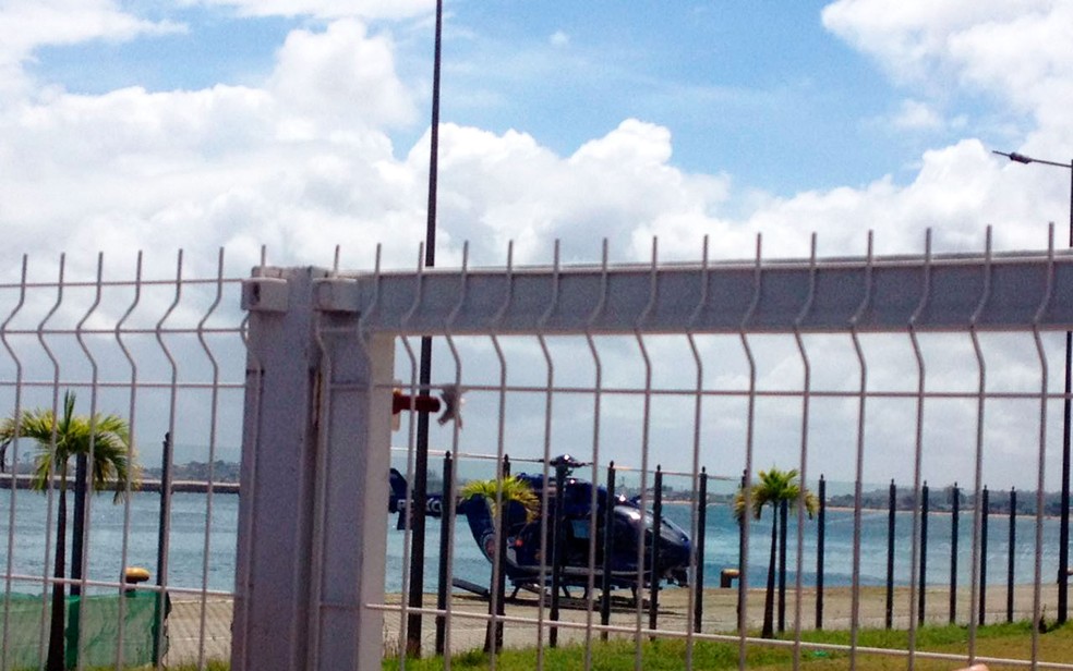 Helicóptero do Graer resgata vítimas de acidente com lancha (Foto: Nana Alencar/G1)