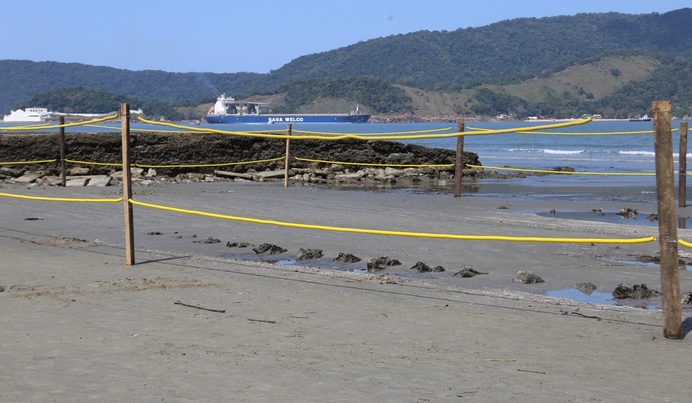 Prefeitura estima que 1,5 metro de altura de areia tenha sido retirada da área  (Foto: José Claudio Pimentel/G1)