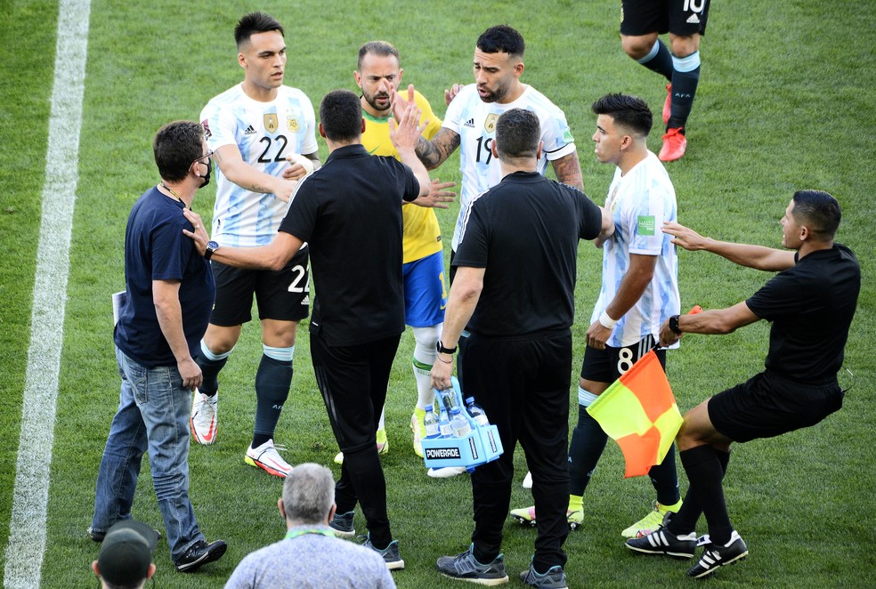Otamendi e Acuña se desentendem com agente da Anvisa em Brasil x Argentina — Foto: Marcos Ribolli