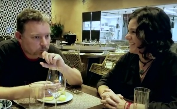 Roberta Malta, editora de lifestyle, apresenta doces brasileiros ao chef espanhol Albert Adrià  (Foto: Reprodução / YouTube)