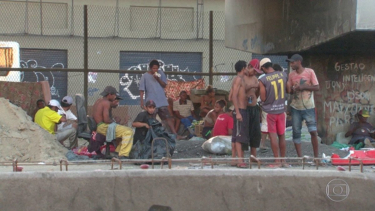 Usuários de drogas transformam canteiros da Avenida Brasil em cracolândia | Rio de Janeiro | G1