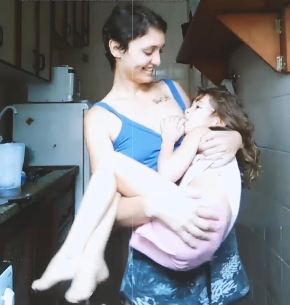 Luise amamentando a filha, Julita, quando a menina tinha 5 anos