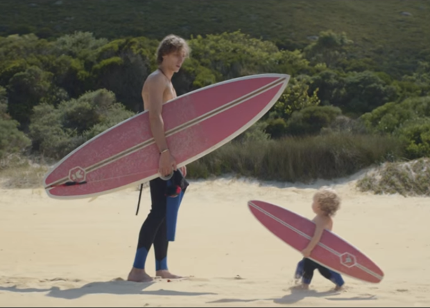 Bebês surfam em nova campanha publicitária francesa e fazem sucesso na web (Foto: Reprodução)