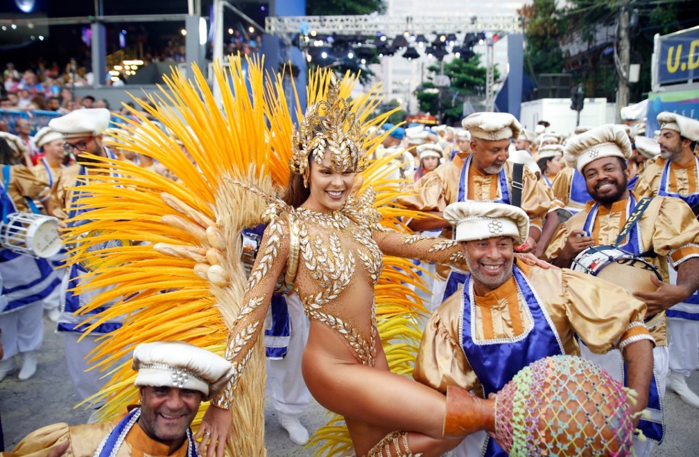 Elaine Azevedo já entre os integrantes da Unidos da Tijuca — Foto: Marcos Serra Lima/G1