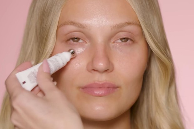 A preparação de pele de Britney tem hidratante para área dos olhos (Foto: Reprodução/YouTube)