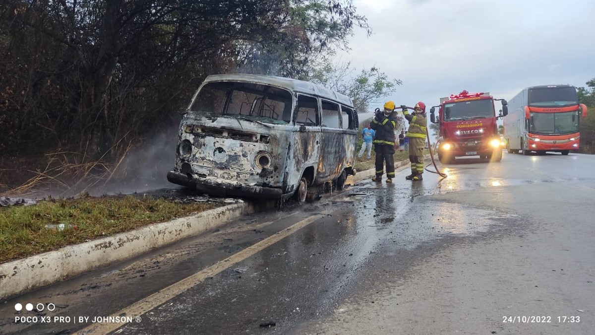 Kombi que transportava família da Bahia para o Rio de Janeiro pega fogo na BR-251 