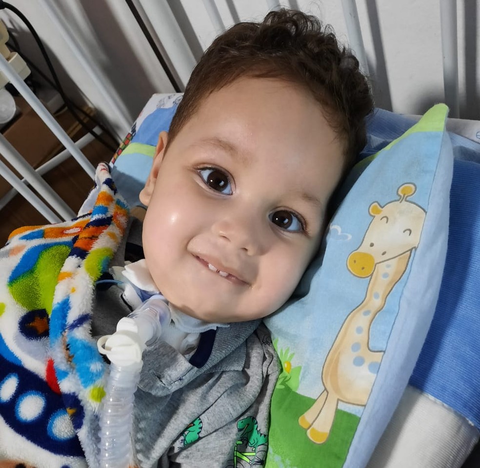 Arthur luta contra o tempo para tomar medicamento que pode mudar sua vida &mdash; Foto: Arquivo Pessoal