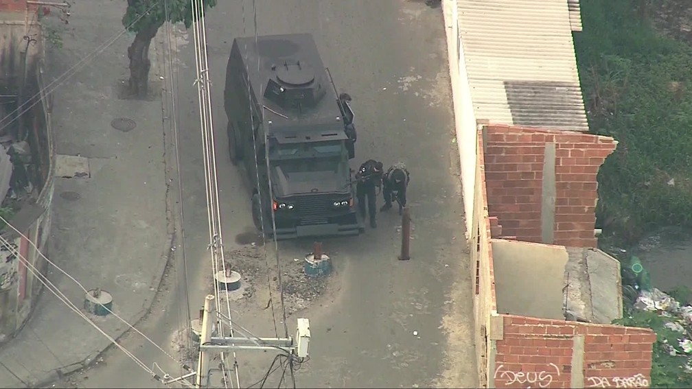 Barricada de trilhos e concreto impede passagem de veículo blindado da PM — Foto: Reprodução/TV Globo