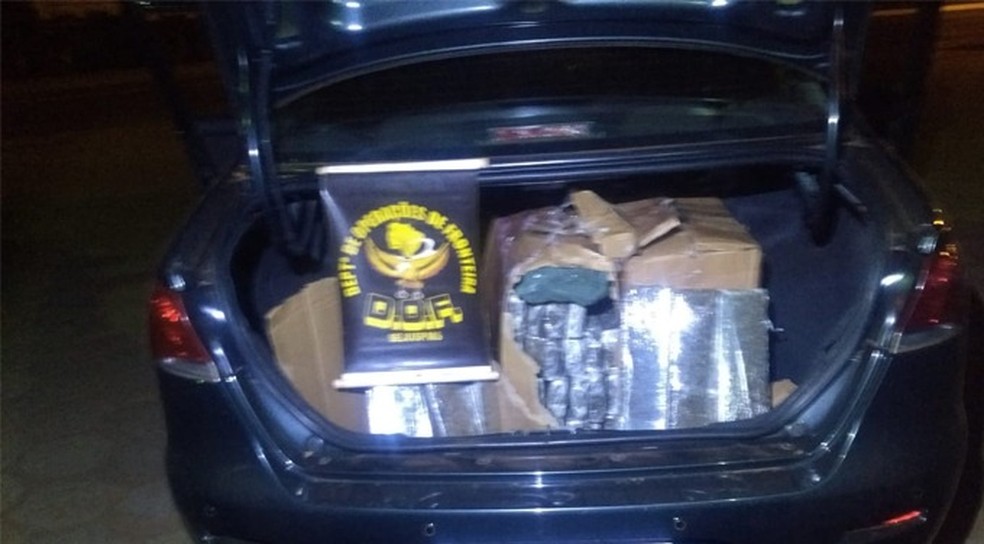 Tabletes de maconha no porta-malas do carro &acirc;?? Foto: DOF/Divulga&Atilde;&sect;&Atilde;&pound;o