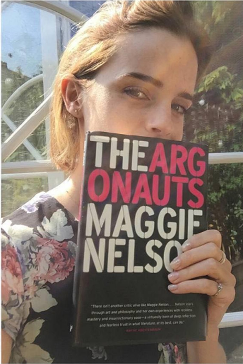 Emma Watson com Os Argonautas, uma das leituras de seu clube do livro (Foto: Reprodução/Instagram)