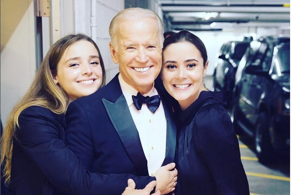 Naomi Biden, neta do presidente norte-americano Joe Biden, com o avô e uma irmã (Foto: Instagram)