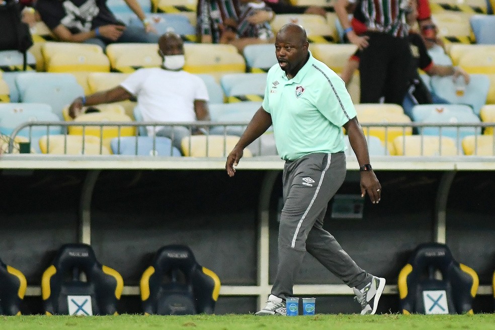 Marcão, técnico do Fluminense, em ação no clássico — Foto: André Durão