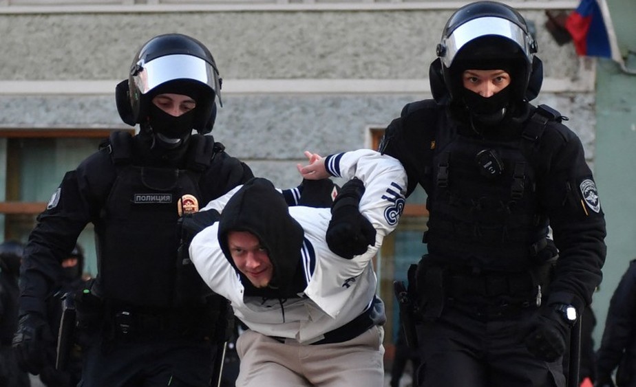Policiais prendem homem russo durante protesto contra mobilização parcial anunciada pelo presidente Vladimir Putin
