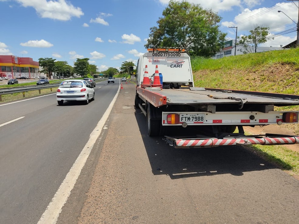 Pedestre, de 44 anos, morreu atropelado no trecho urbano da Rodovia Raposo Tavares (SP-270), em Presidente Prudente, nesta sexta-feira (18) — Foto: Aline Costa/G1
