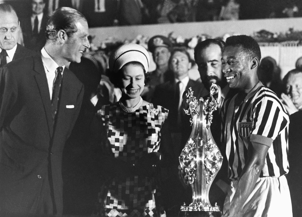 Rainha Elizabeth II e o príncipe Philip entregam taça ao jogador Pelé, em foto de novembro de 1968; Jogo amistoso foi organizado no Maracanã durante visita da realeza britânica — Foto: AP/Arquivo