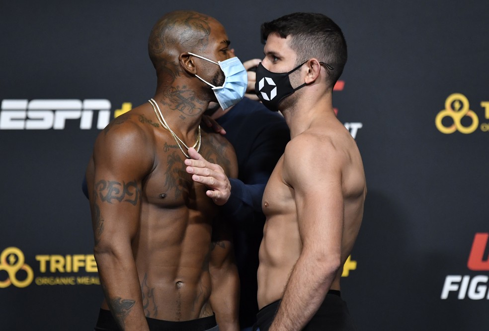 Bobby Green e Thiago Moisés fizeram uma encarada dura após a pesagem do UFC Hall x Silva ? Foto: Getty Images