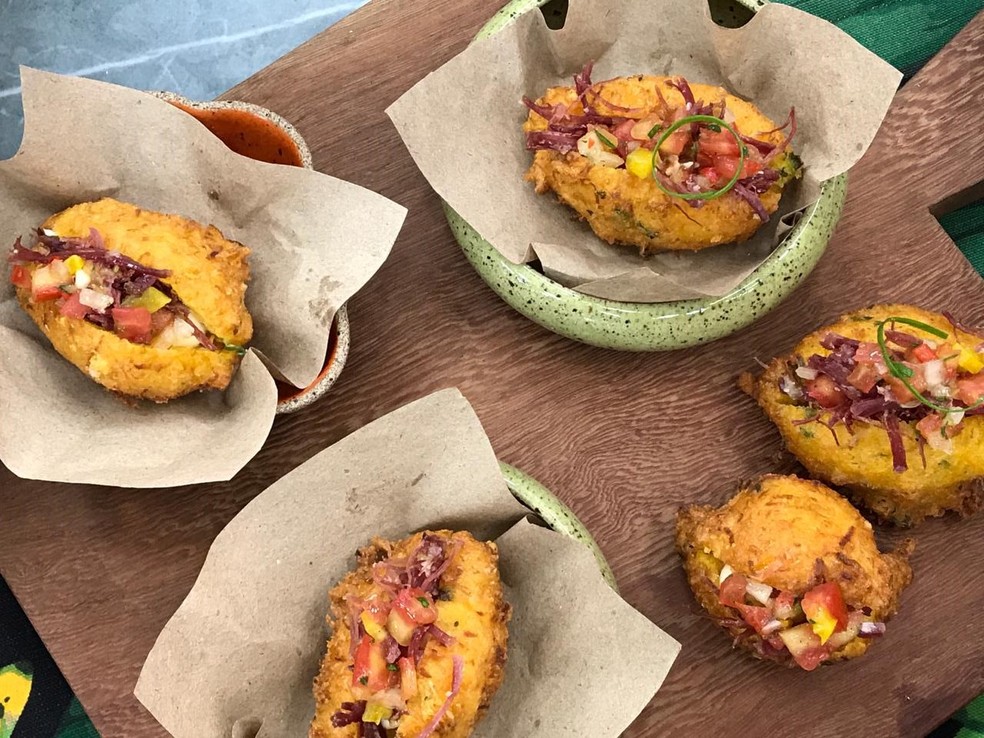 Receita de Bolinho de Abóbora da Ana Maria tem recheio feito com requeijão cremoso e carne seca desfiada — Foto: Dani Meira/TV Globo