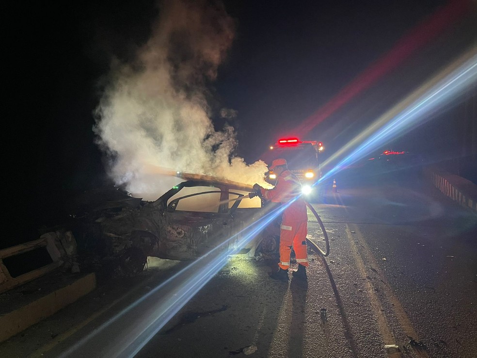 Carro pegou fogo após bater em mureta de ponte em Conselheiro Pena — Foto: Corpo de Bombeiros/Divulgação