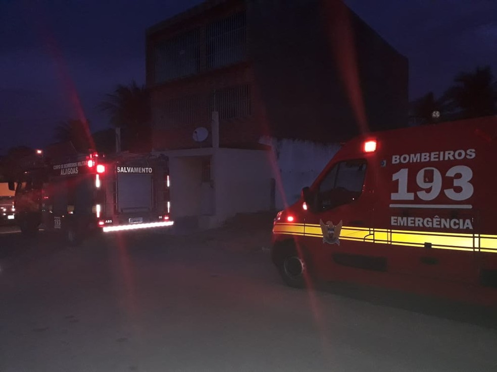 Oito militares do Corpo de Bombeiros foram acionados ao local do incêndio em Delmiro Gouveia, AL — Foto: Divulgação/Corpo de Bombeiros