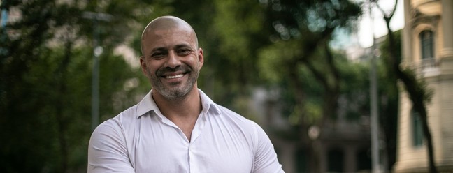 O deputado federal Daniel Silveira (PTB-RJ) exibe a medalha da Ordem do Mérito do Livro, que recebeu nesta sexta-feira (1) — Foto: Brenno Carvalho / Agência O Globo