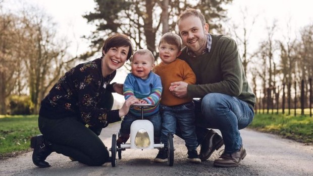 Ceri sorri com o marido e os dois filhos; ela defende que famílias como a dela tenham grupos de apoio e suporte psicológico para lidar com nascimentos prematuros (Foto: Arquivo pessoal via BBC)