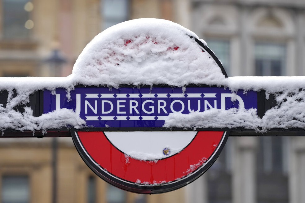 Placa de metr coberta de neve em Londres, em 12 de dezembro de 2022 — Foto: Kirsty Wigglesworth/AP