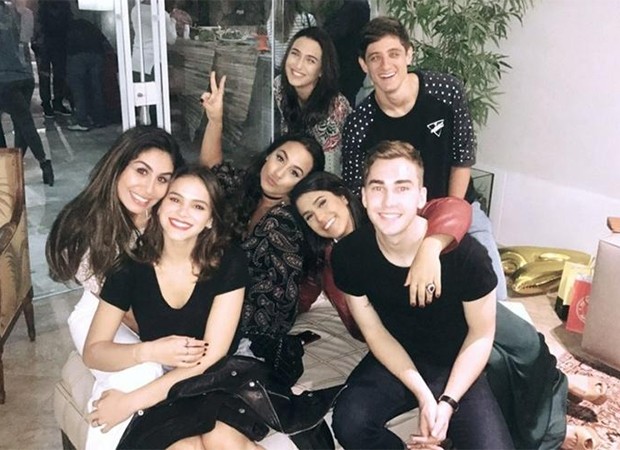 Bruna Marquezine e Stéphannie Oliveira, uma de suas melhores amigas, com o grupo de convidados da aniversariante (Foto: Reprodução/Instagram)