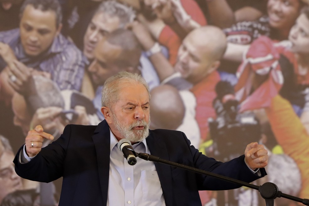 Lula durante pronunciamento na sede do Sindicato dos Metalúrgicos em São Bernardo do Campo, no ABC, nesta quarta-feira (10) — Foto: Andre Penner/AP