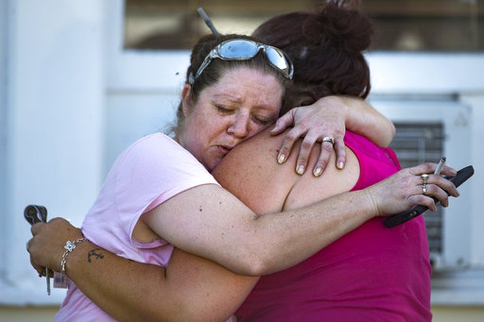 Familiares aguardam informações sobre vítimas de tiroteio no Texas (Foto: Nick Wagner/Austin American-Statesman via AP)
