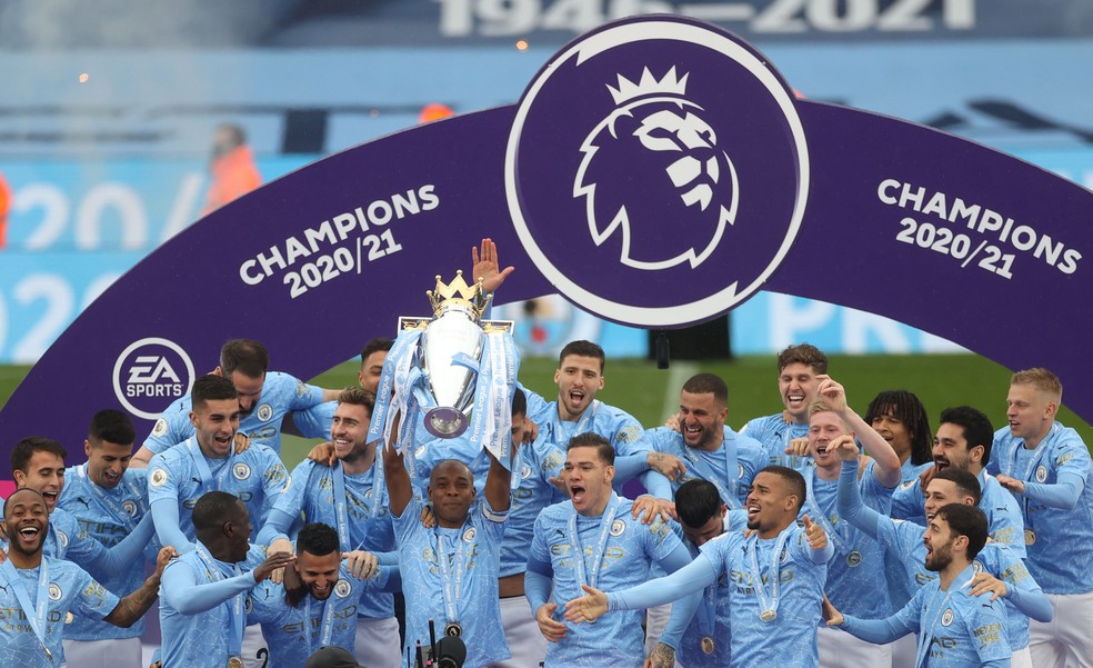 Fernandinho ergue o troféu do Campeonato Inglês conquistado pelo Manchester City — Foto: REUTERS/Carl Recine