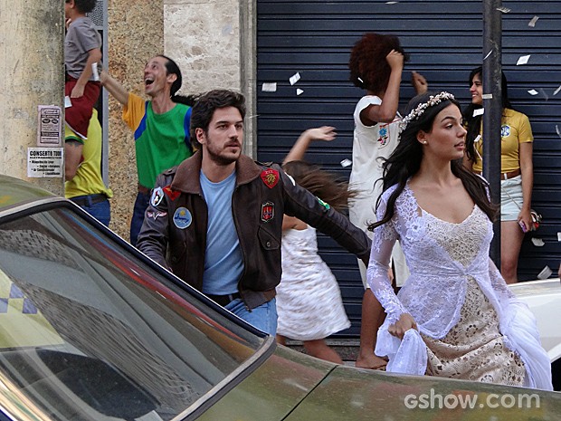 Sandra não dá atenção para Rafael, mas encantando ele corre atrás dela (Foto: Boogie Oogie/TV Globo)