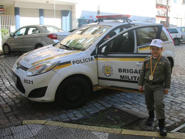 Soldado Rafaella Trindade, farda, Brigada Militar, autismo, autista, QG, viatura (Foto: Igor Grossmann/G1)