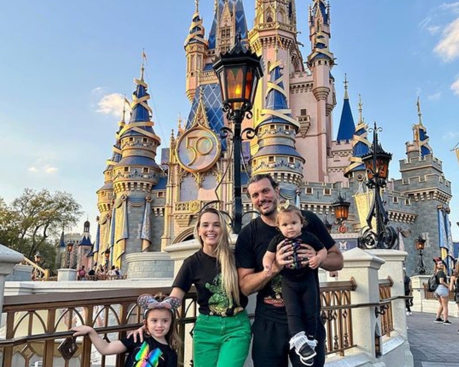 Thaeme Mariôto viaja para a Disney com a família