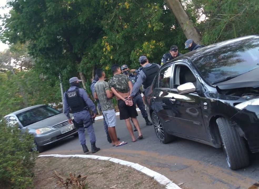 Após desobedecer as ordens o homem precisou ser algemado — Foto: Assessoria/Polícia Militar