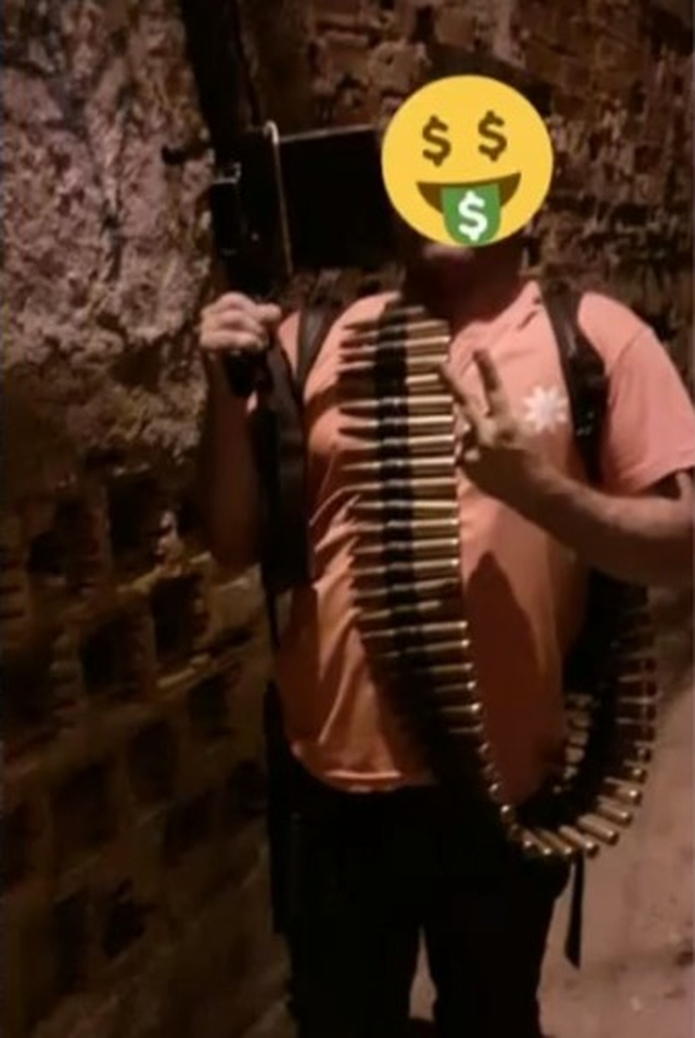 Um dos chefes do tráfico na Rocinha se exibe com arma calibre ponto 50 — Foto: Reprodução