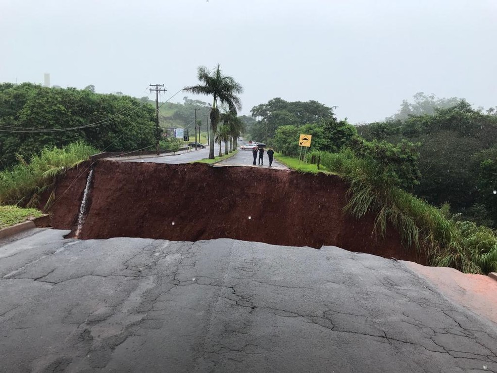 Cratera se abriu em uma das avenidas de Barra Bonita — Foto: Cassiano Rolim/ TV TEM 