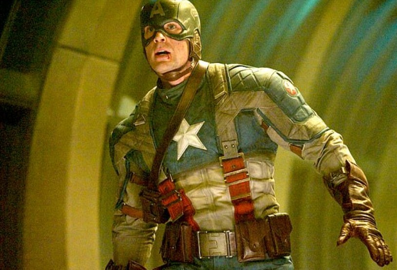 Chris Evans como o Capitão América em cena do primeiro filme do herói, lançado em 2011 (Foto: Reprodução)