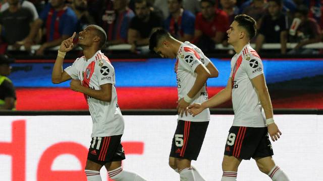 De La Cruz comemora golaÃ§o que garantiu classificaÃ§Ã£o
