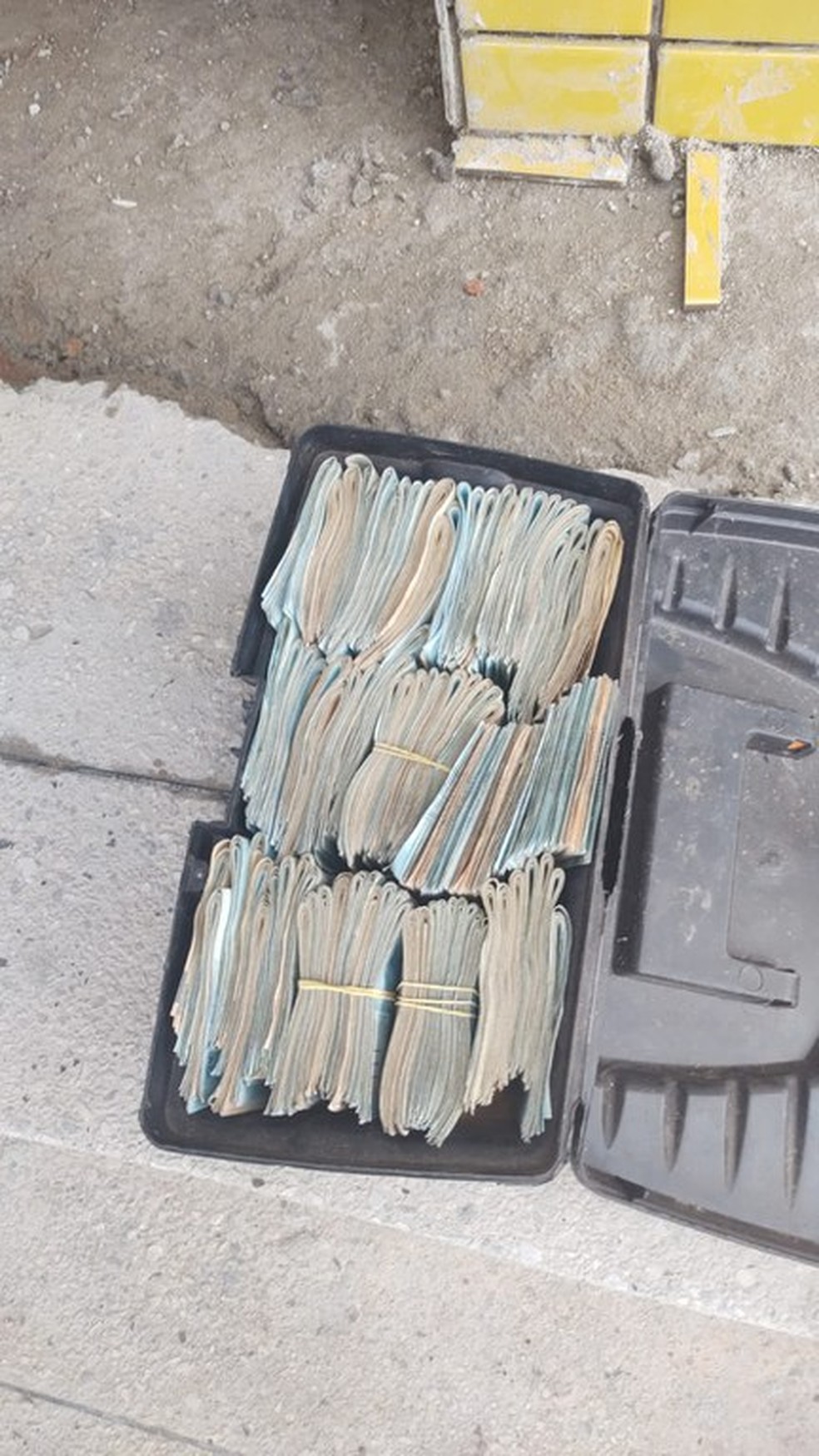 Suspeitos estavam com maleta com R$ 106 mil em esp&eacute;cie. &mdash; Foto: PRF/Divulga&ccedil;&atilde;o