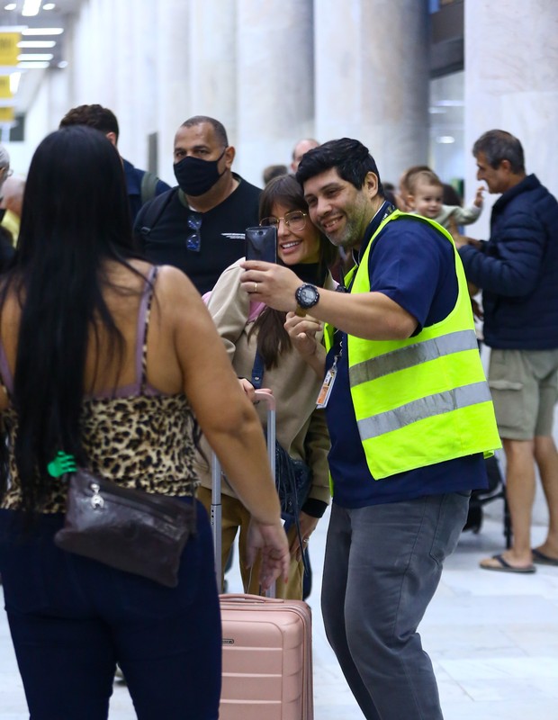 Thais Braz é tietada por fãs ao desembarcar no Rio de Janeiro (Foto: Vítor Pereira/AGNEWS)