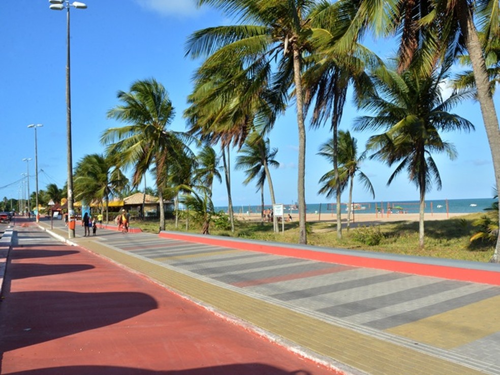 Orla volta a ser liberada para prática individual de atividades na terceira etapa da flexibilização em João Pessoa. — Foto: Juliana Santos/Secom-JP