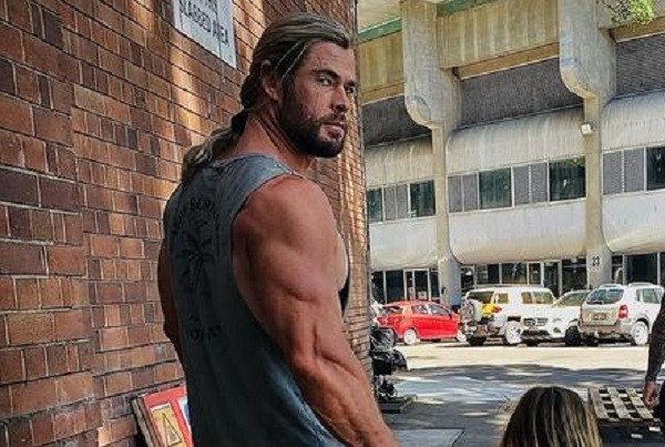 Chris Hemsworth, de 'Thor', posta foto e fãs reparam nas pernas finas, Celebridades