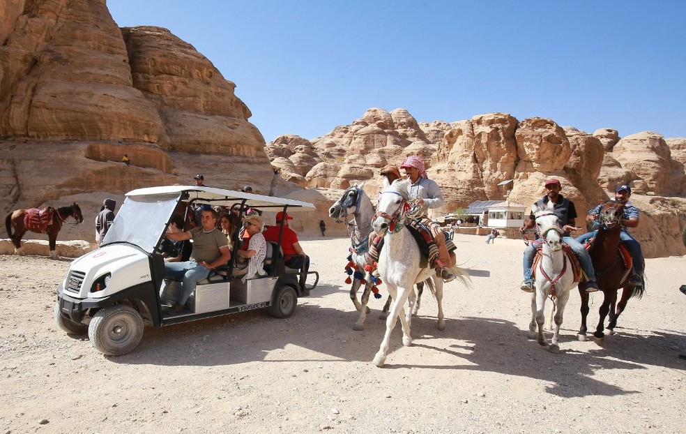 Carrinhos elétricos são usados para transportar turistas. — Foto: KHALIL MAZRAAWI / AFP
